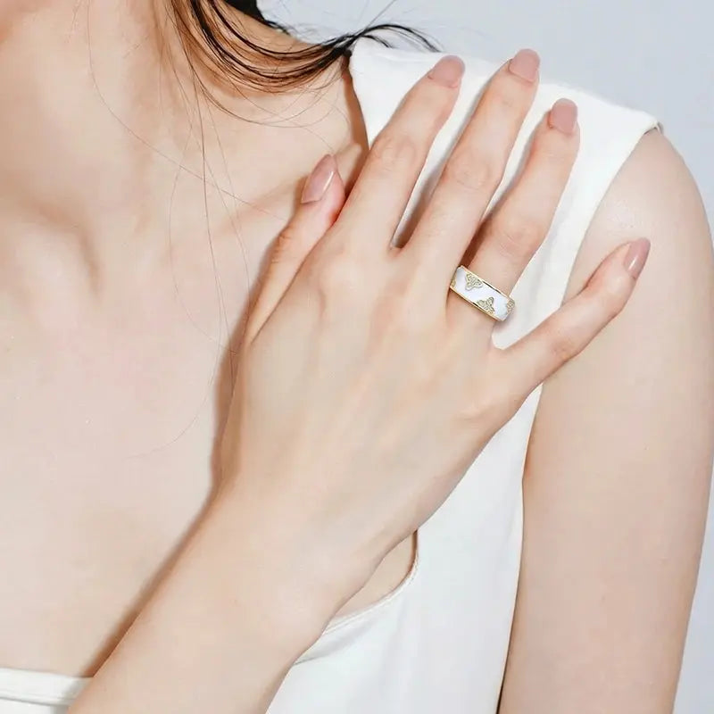 The Alabaster Enamel Ring ZANYÉ